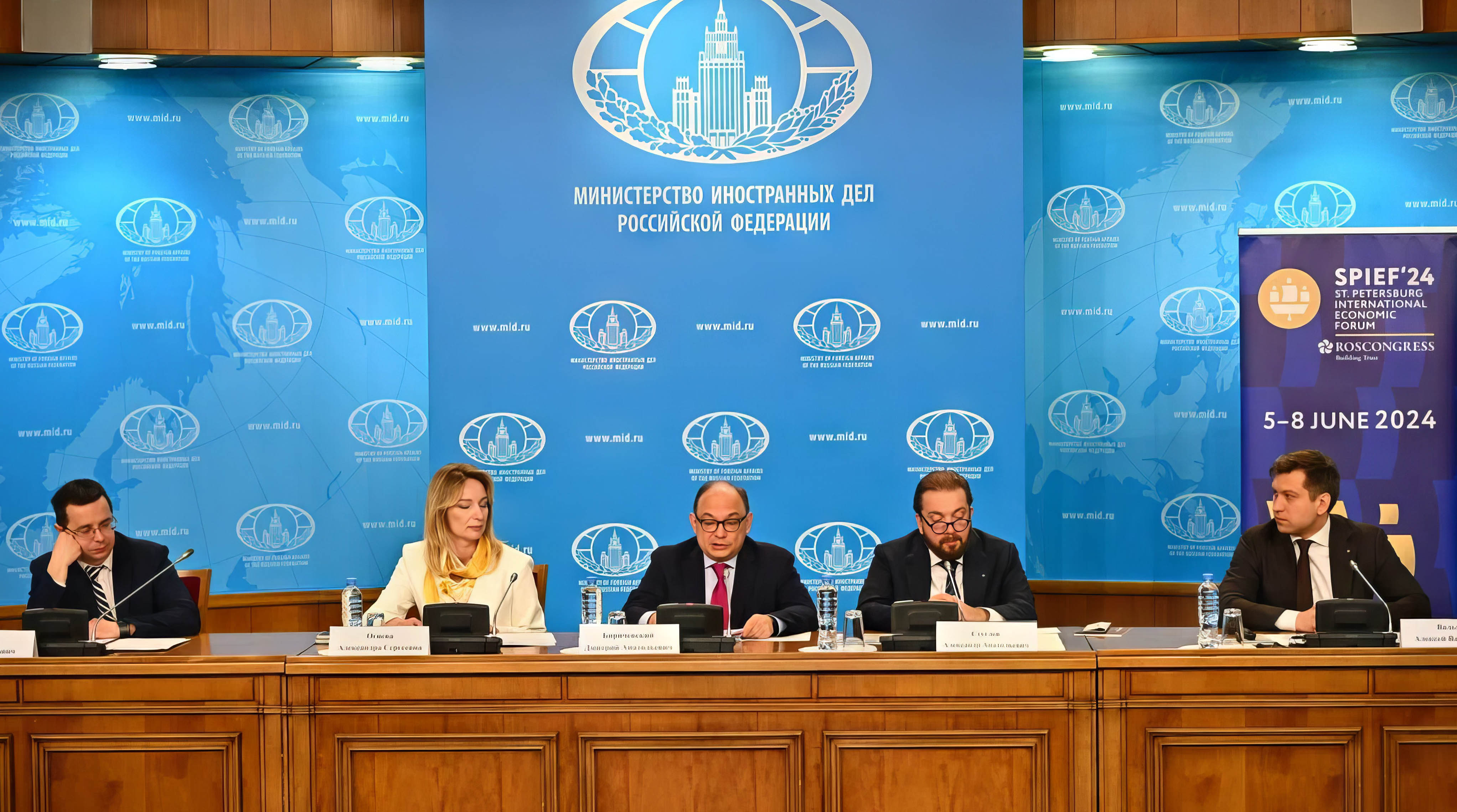МИД провел презентацию ПМЭФ-2024 для послов иностранных государств обложка
