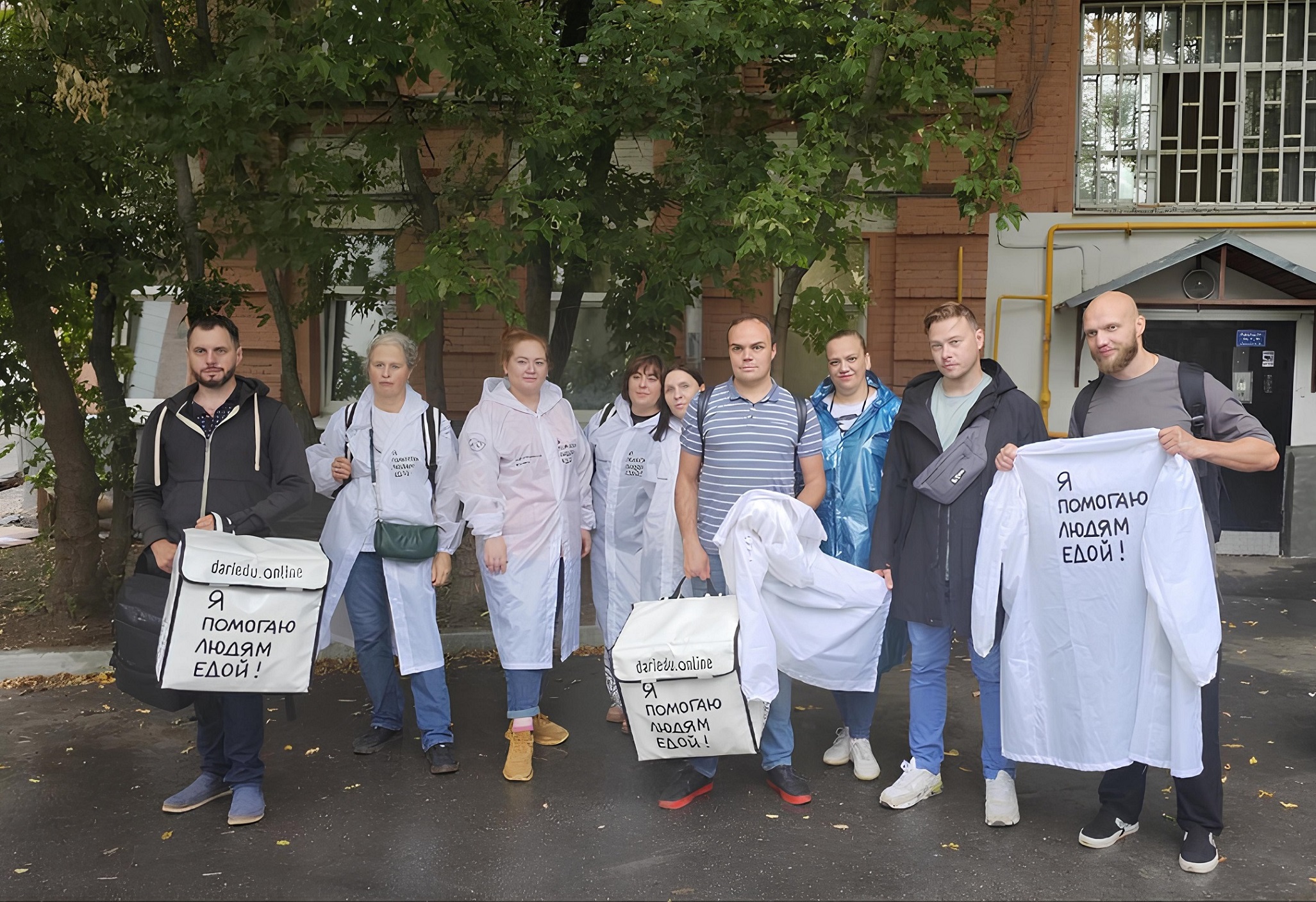 Волонтеры «Газпром-Медиа Холдинга» приняли участие в благотворительном фестивале и помогли пожилым людям обложка