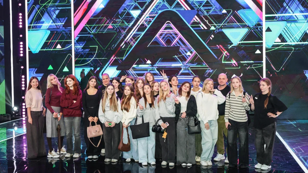 «За кулисами медиа». Московские школьники узнали, как создают проекты в компаниях «Газпром-Медиа Холдинга» обложка