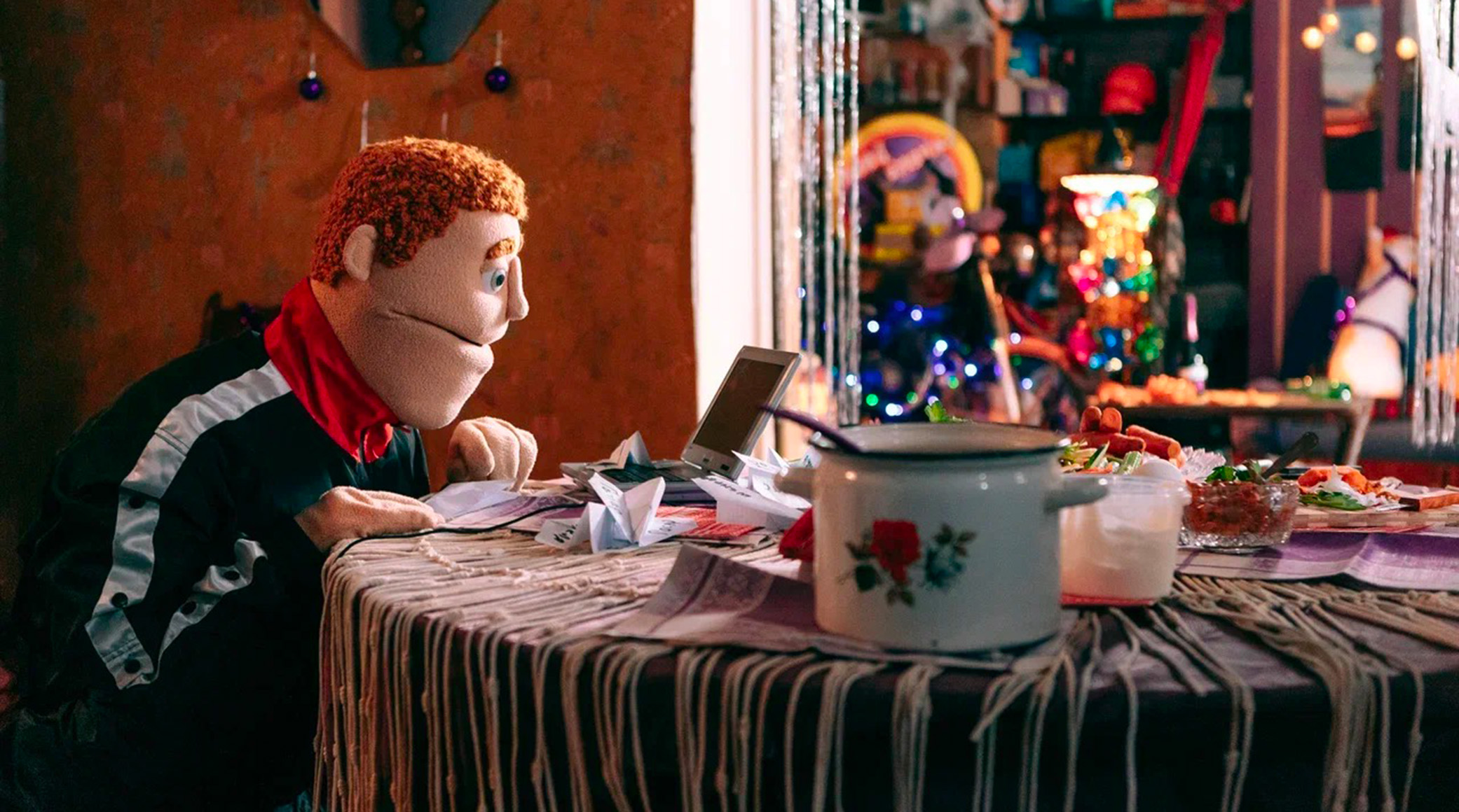 Сатирический сериал PREMIER «Горемыки» про кукол среди людей выйдет в сентябре обложка