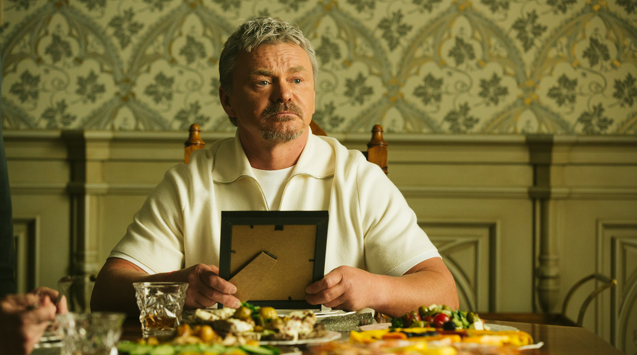 Сериал «Бедный олигарх» собрал почти 3 млн просмотров на PREMIER обложка