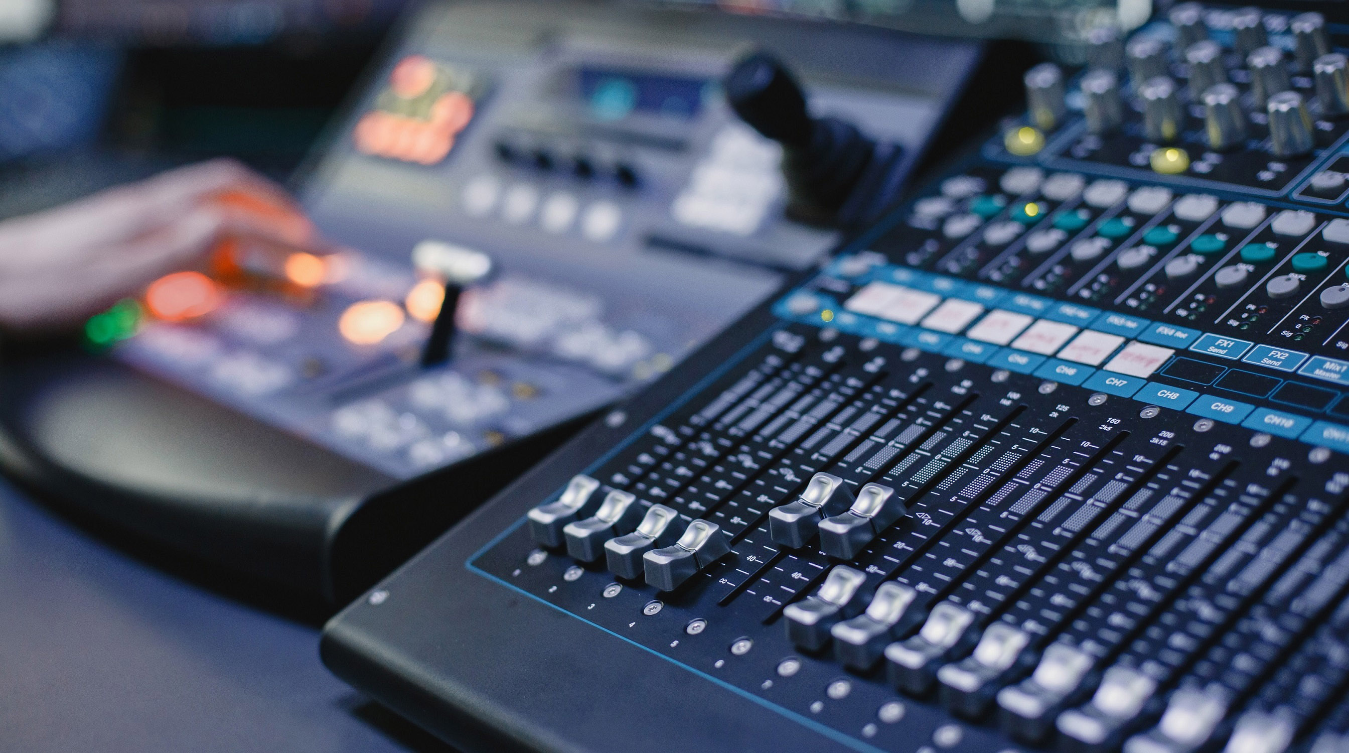 Юбилеи, награды и лидерство в рейтингах: достижения радиостанций «Газпром-Медиа Холдинга» в 2023 году обложка