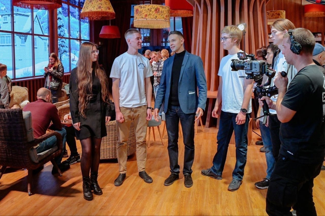 В ходе выставки «Россия» Сергей Малоземов провел научное расследование со студентами МГТУ им. Н.Э. Баумана обложка