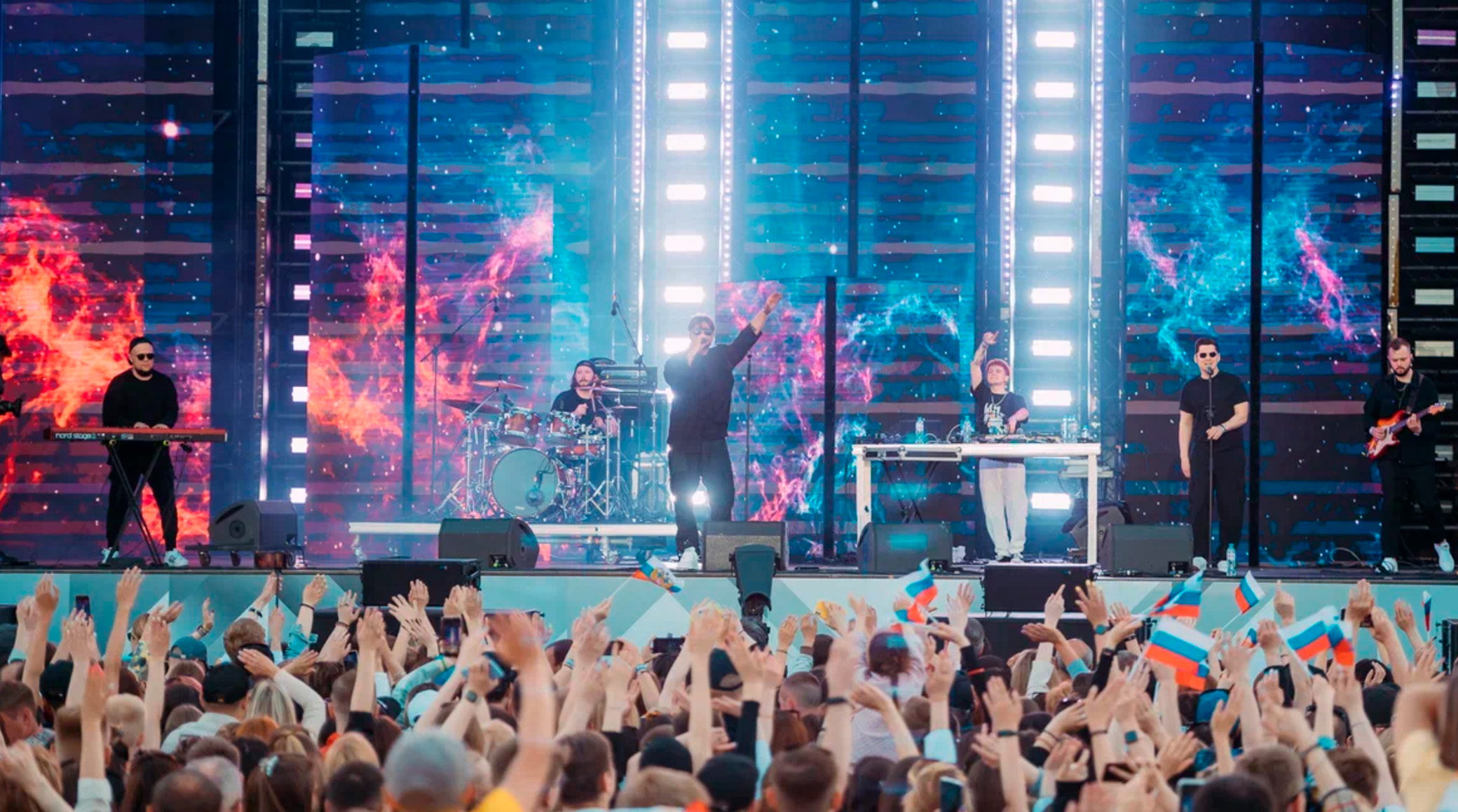 12 июня у «Газпром Арены» прошел масштабный фестиваль ко Дню России обложка