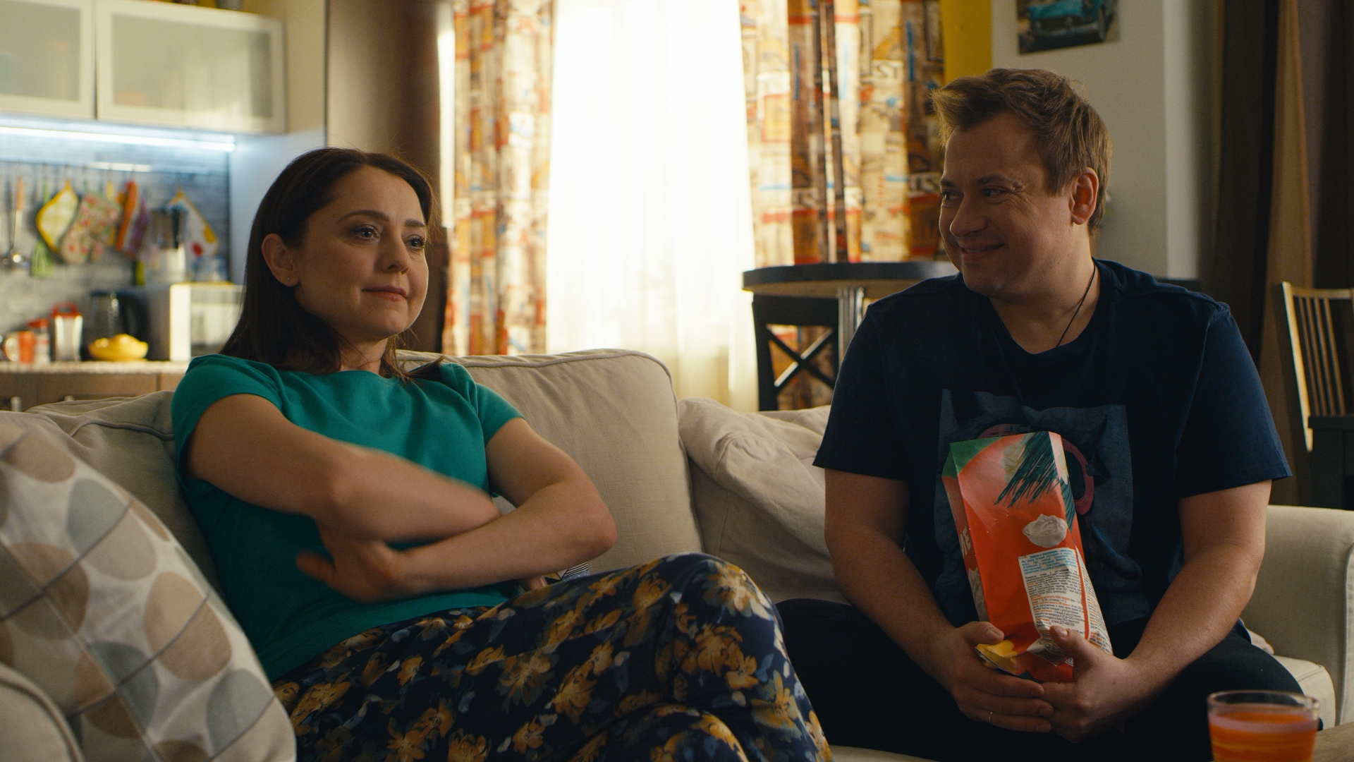 Новый сезон сериала «САШАТАНЯ» ждет зрителей ТНТ в мае обложка