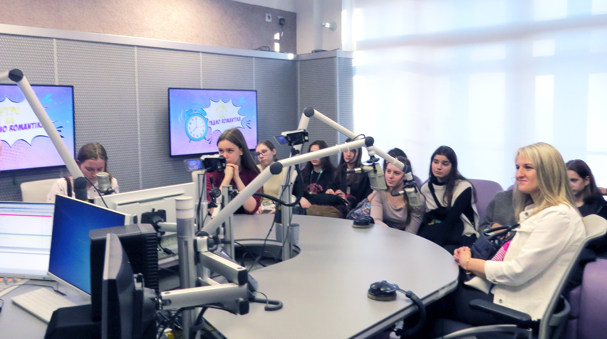 «Газпром-Медиа Холдинг» провел медиаэкскурсию на Радио Romantika обложка