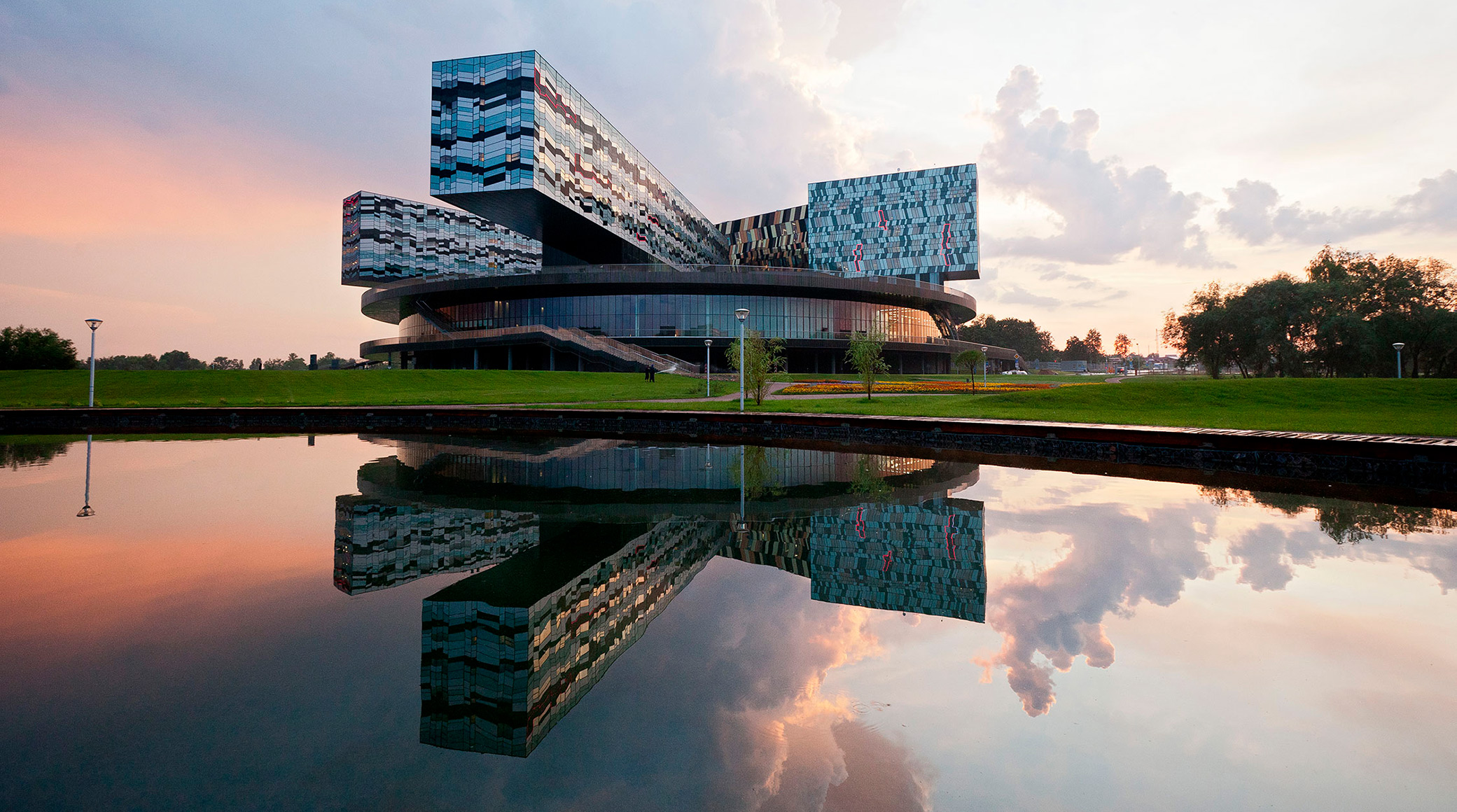 Gazprom Media and School of Management SKOLKOVO Are Developing the Digital Leadership Program cover