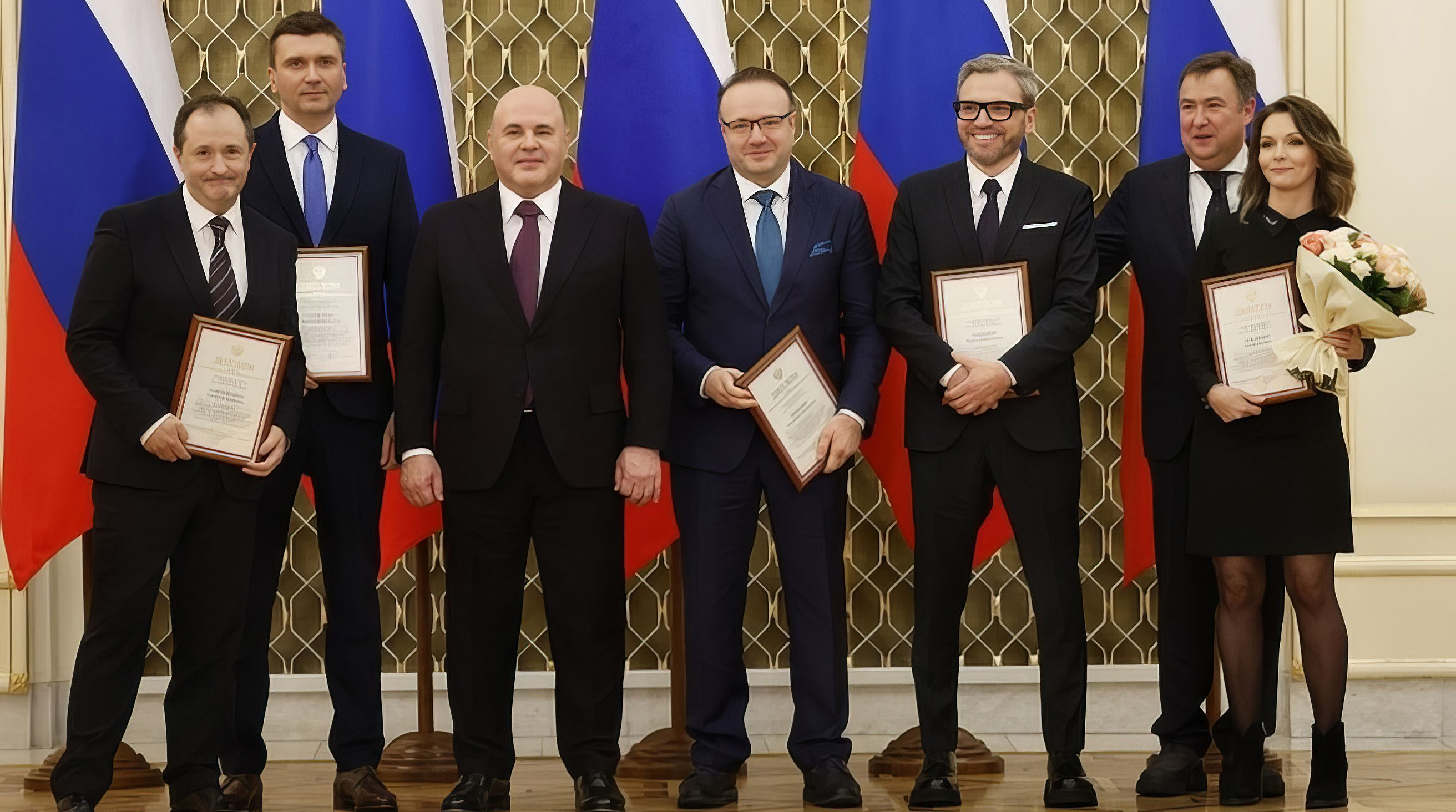 Мишустин вручил награды представителям «Газпром-Медиа Холдинга» за заслуги в области СМИ обложка