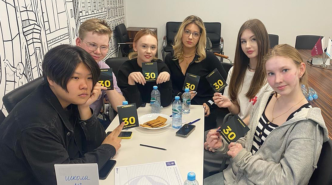 «Территория КИТ» и Алексей Блинов провели игру «Что? Где? Когда?» для школьников в честь Дня Космонавтики обложка