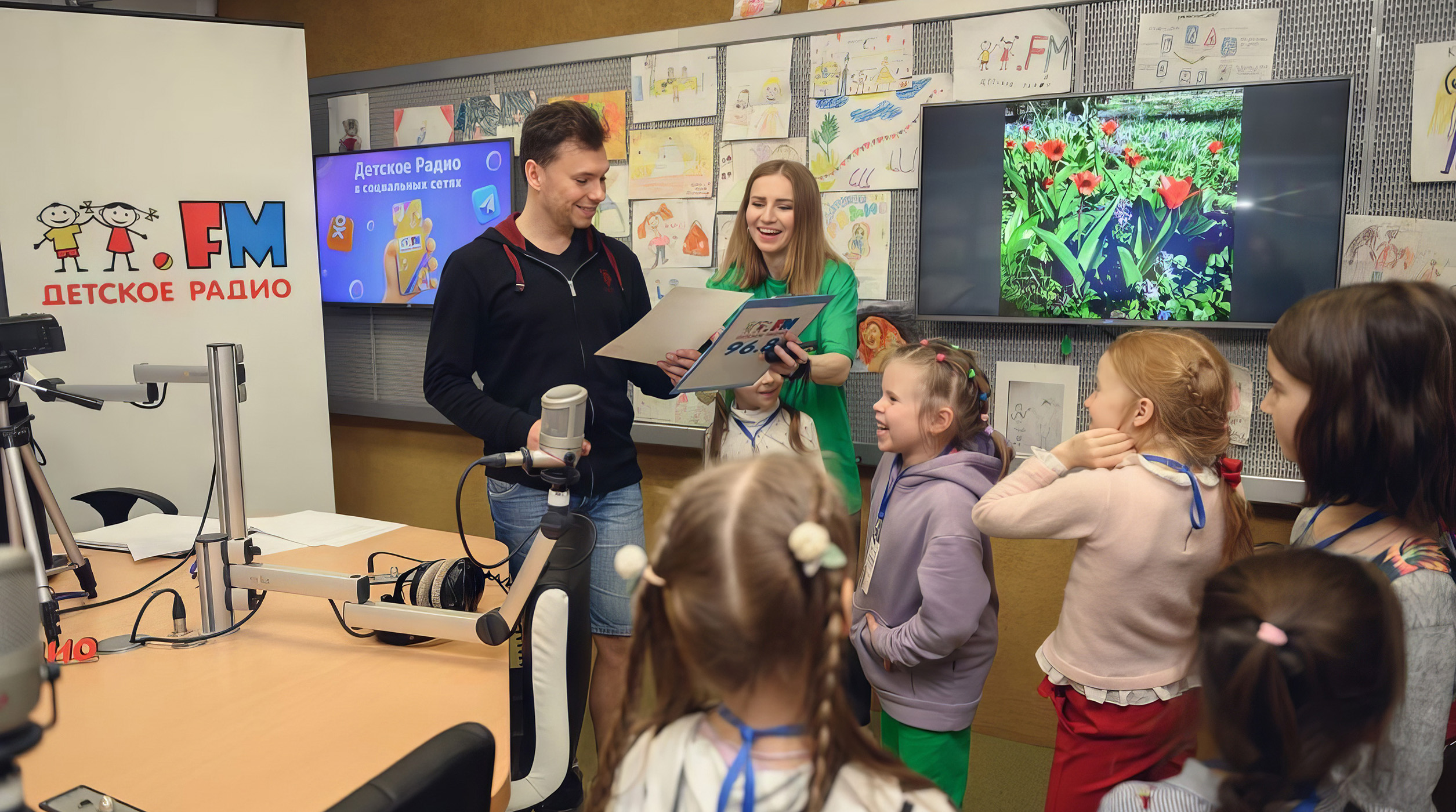 15 000 детей и взрослых побывали с экскурсиями на Детском радио обложка