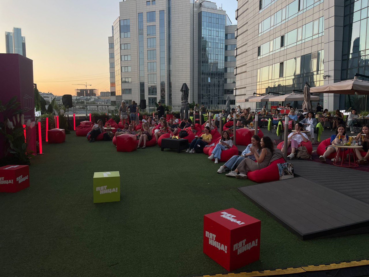 Телеканал «Пятница!» показал на Неделе кино сериалы «Шеф» и «Карьеристки» обложка