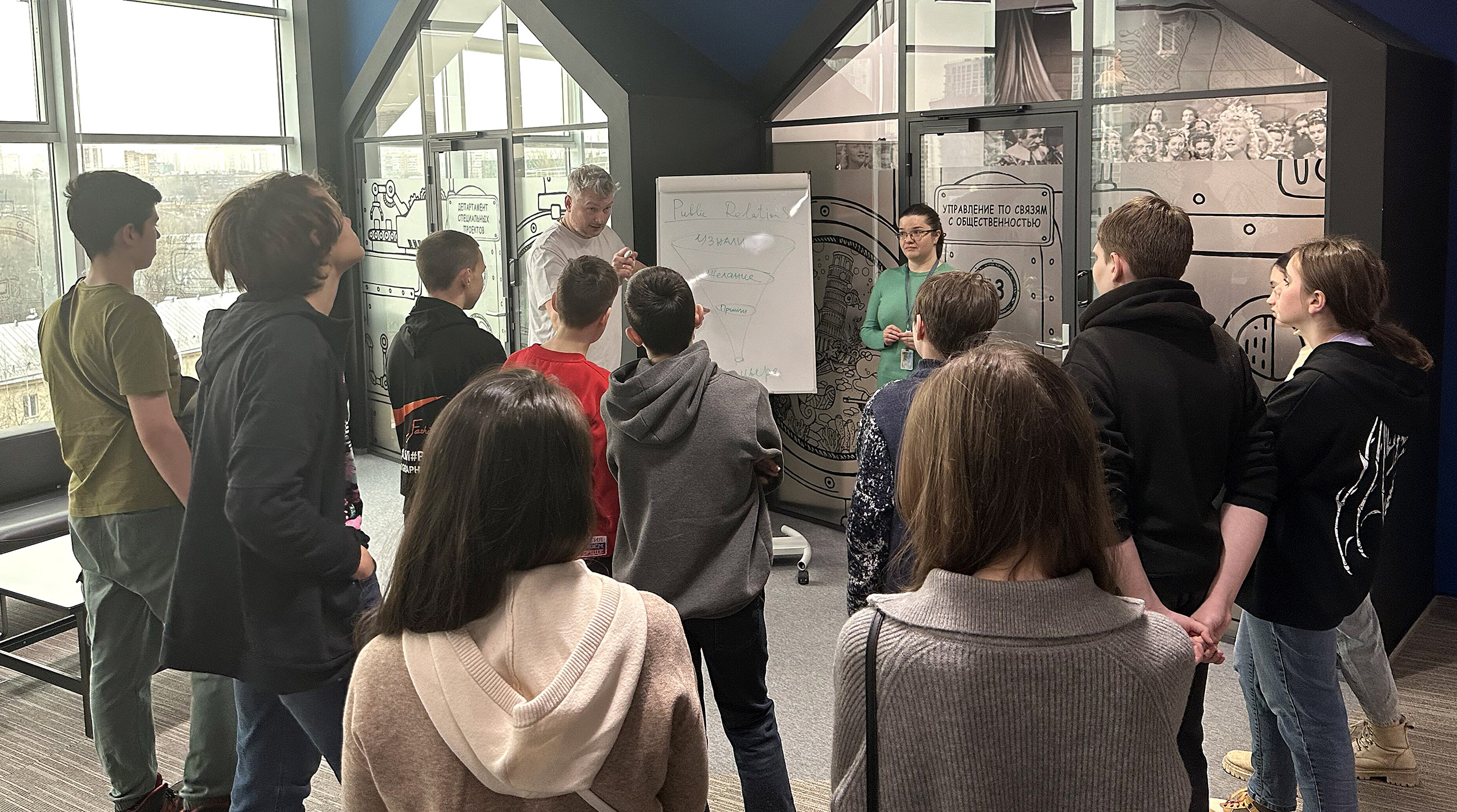 «Газпром-Медиа Холдинг» провел экскурсию для юнармейцев и детей участников СВО обложка