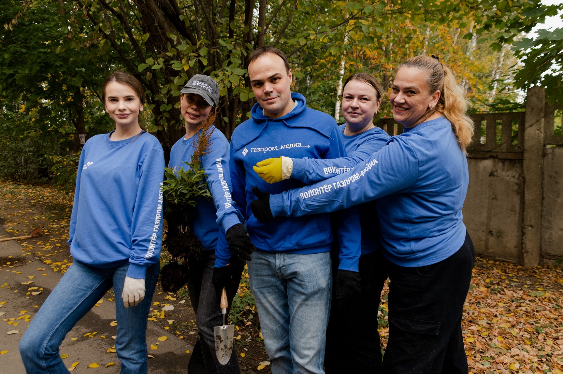 Волонтеры «Газпром-Медиа Холдинга» помогли облагородить территорию Ботанического сада обложка
