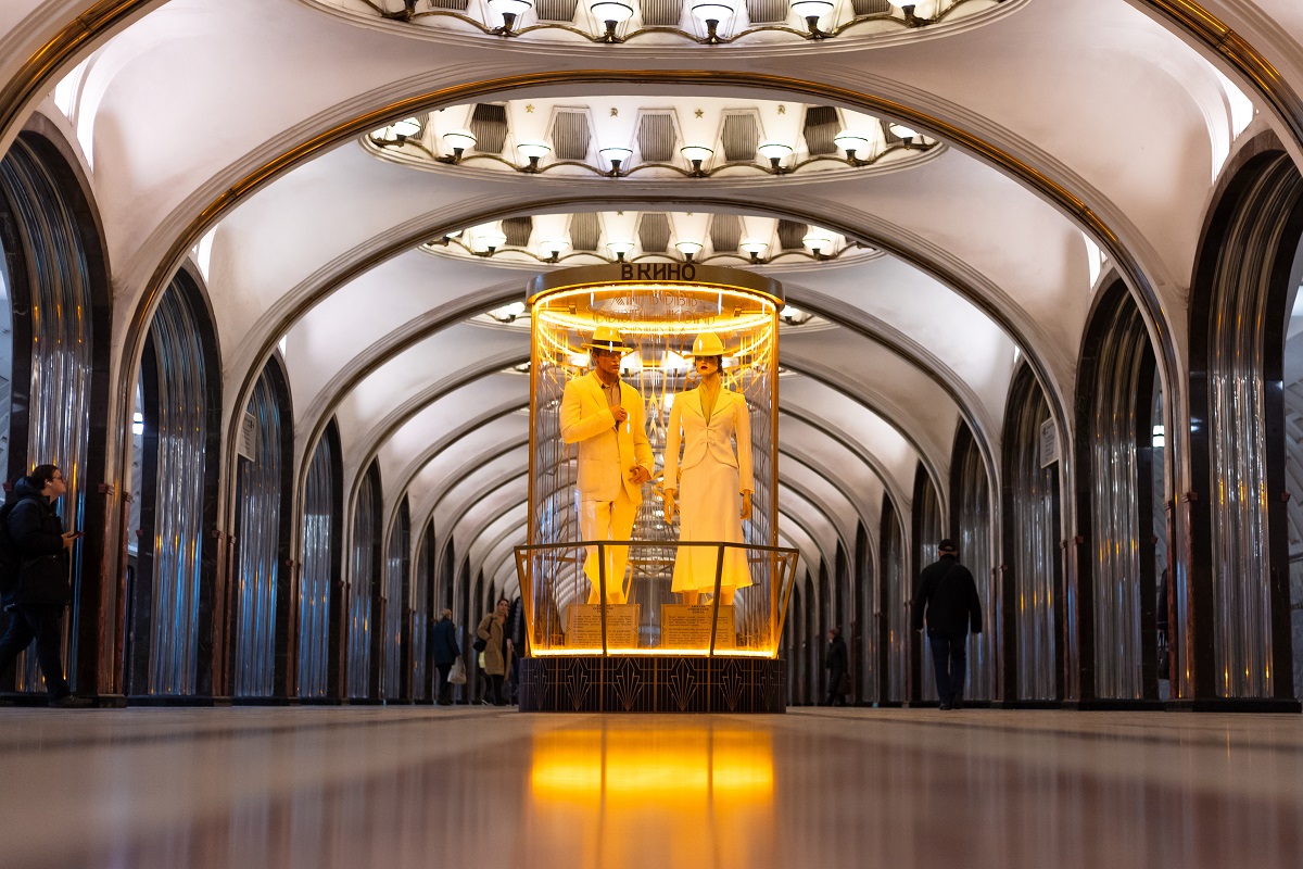 В Московском метрополитене открылась выставка костюмов из фильма «Любовь Советского Союза» обложка