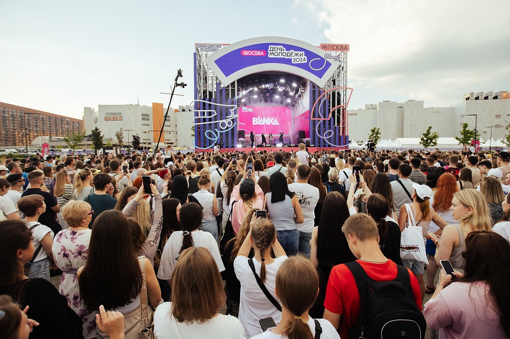 Россия отметила День молодежи с компаниями «Газпром-Медиа Холдинга» обложка