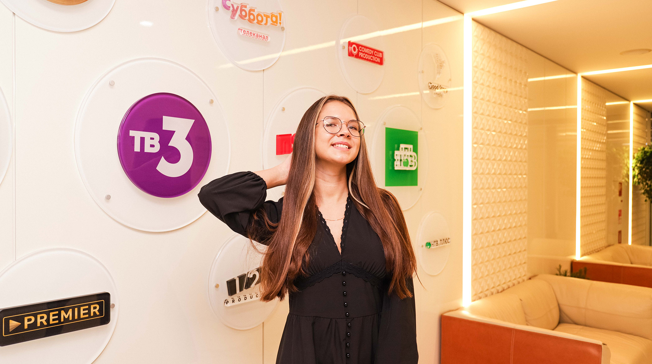 Холдинг «Газпром-медиа» провел экскурсию для победительницы конкурса, организованного в рамках арт-фестиваля «Таврида.ART» обложка