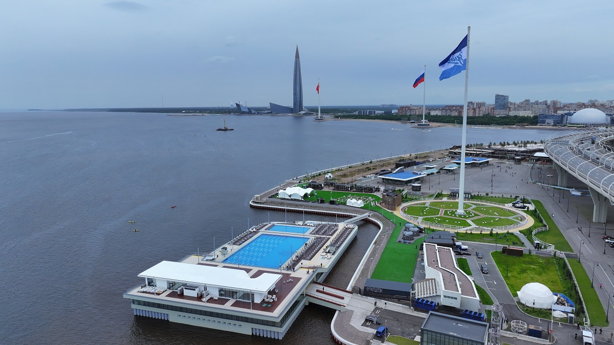«Газпром» открыл в Санкт-Петербурге уникальный всепогодный, всесезонный бассейн под открытым небом превью