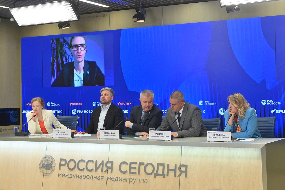 «Аплодировали стоя»: Антон Манихин рассказал о реакции молодежи на фильм «Платформа 19/44» превью