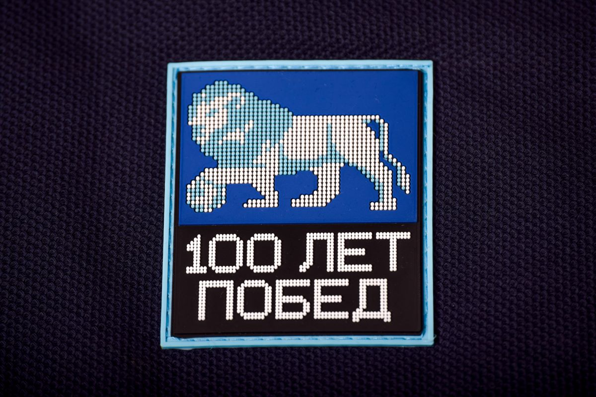 В Петербурге создали капсульную коллекцию одежды  и аксессуаров в честь 100-летия футбольного клуба «Зенит» превью