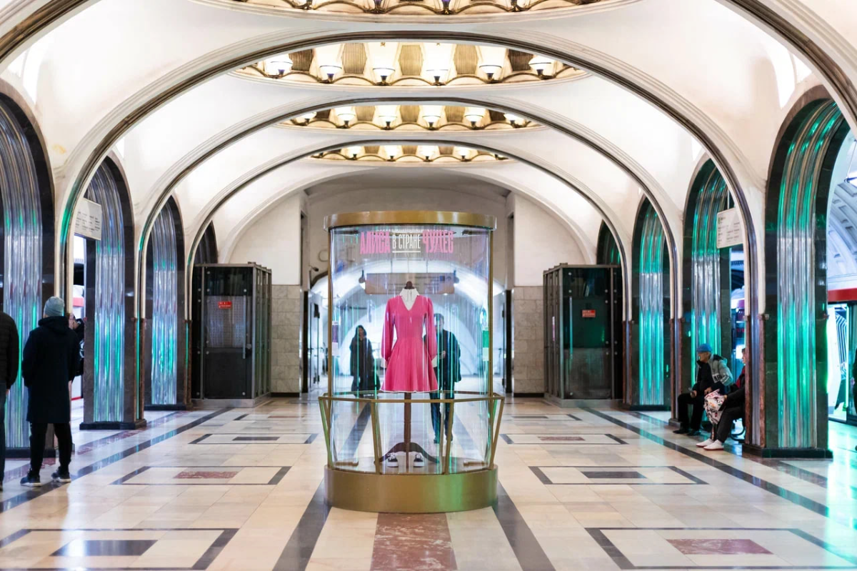 В Московском метрополитене открылась выставка костюмов из фильма «Алиса в Стране Чудес» превью