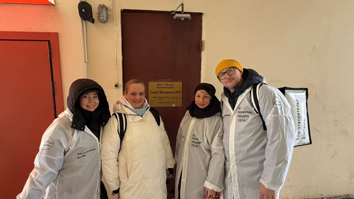 Волонтеры «Газпром-Медиа Холдинга» доставили горячие обеды подопечным фонда «Дари еду» превью