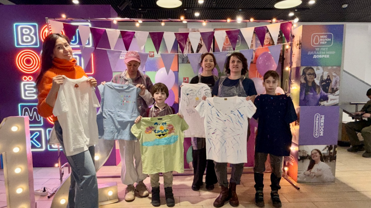 Волонтеры «Газпром-Медиа Холдинга»  — на творческом мастер-классе по кастомизации одежды превью