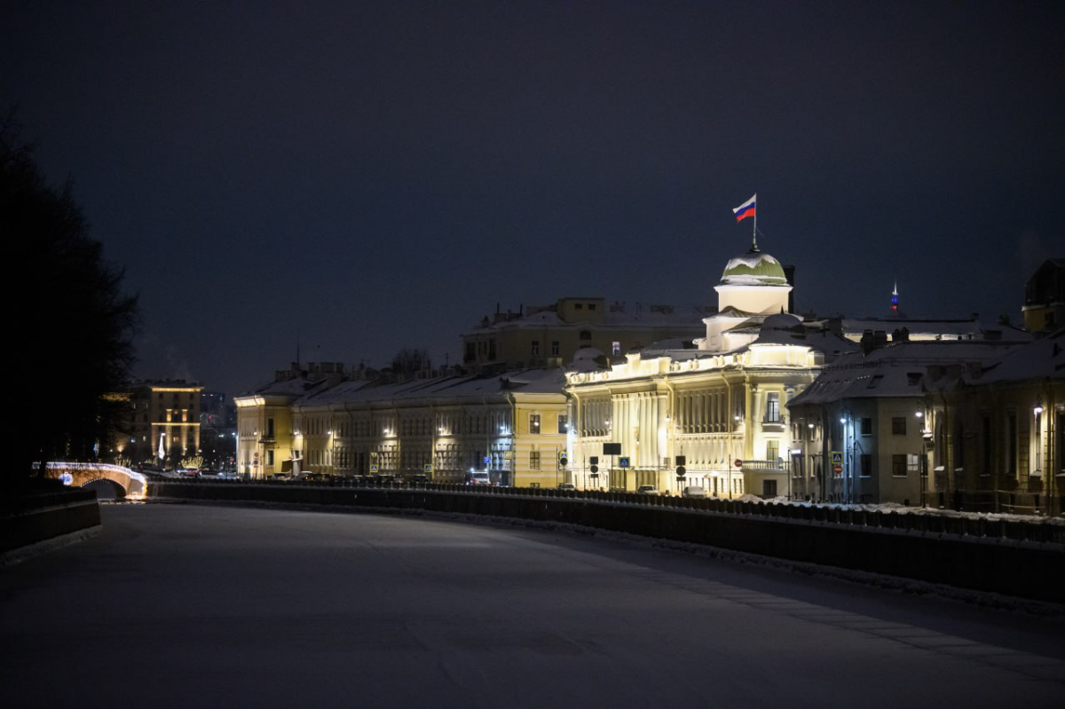 Новые современные фонари на набережной реки Фонтанки сформировали единый световой ансамбль в центре Петербурга превью
